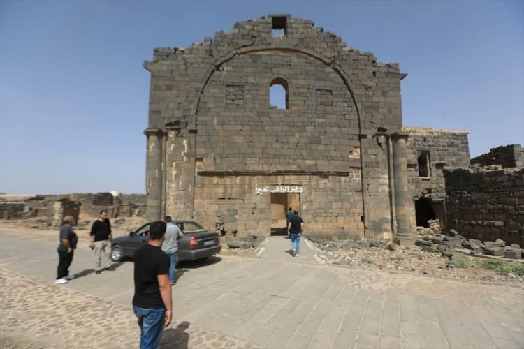 <p>Suriye'nin güneyinde, tarih boyunca Mekke'den Şam'a uzanan ticaret yollarının kesiştiği Busra Antik Kenti, birçok uygarlığa ev sahipliği yapmış zengin tarihi dokusuyla öne çıkarken, Hz. Muhammed'in (ﷺ) Rahip Bahira ile karşılaştığı yer olarak da İslam tarihinde özel bir konuma sahip.</p>
