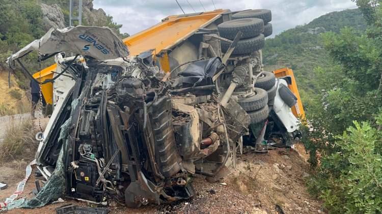 <p>Edinilen bilgilere göre, taş ocağı yönünden Elikesik merkez yönüne seyreden Abdullah Yücesan (53) idaresindeki 21 D 2101 plakalı kum yüklü kamyonun freni boşaldı. </p>
