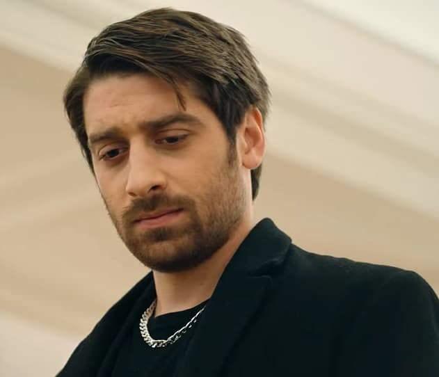 <p><strong>Şimdilerde 'Veliaht' dizisinde canlandırdığı 'Zafer Karslı' karakteriyle sıkça adından söz ettiren ünlü oyuncudan üzen haber geldi.</strong></p>