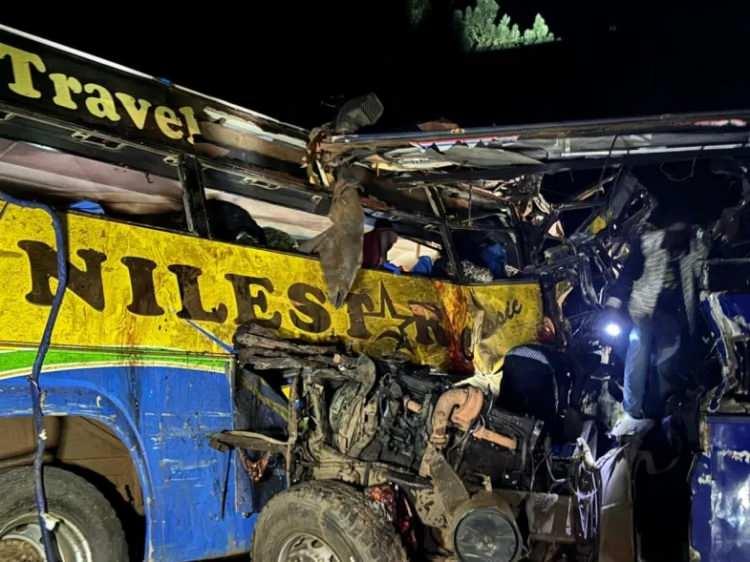 <p>Uganda'da bugün meydana gelen trafik kazasında adeta katliam yaşandı.</p>
<p>Uganda Polis Gücü'ne göre, Kampala-Gulu Otoyolu'nda yerel saatle 00:15'te karşı yönlerde seyreden iki otobüs, iki aracı sollamaya çalışırken kafa kafaya çarpıştı.</p>