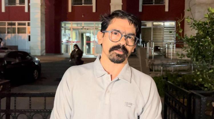 <p>Şenayi Arslan'ın ailesinin avukatı Ömer Duman, karar sonrası yaptığı açıklamada,<strong> "Turgutlu Ağır Ceza Mahkemesi kadına karşı cinayet suçundan ötürü ağırlaştırılmış müebbet hapis cezası verdi. Biz bu karardan çok memnunuz. İnşallah bu tüm Türkiye'ye örnek bir karar olur"</strong> dedi. </p>
<p> </p>
<p>Ailenin de karardan memnuniyet duyduğunu belirten Duman, adaletin yerini bulduğuna inandıklarını ve bu kararın kadına, eşe ve çocuğa karşı şiddet konusunda caydırıcılığı artıracağını düşündüklerini kaydetti.</p>
<p> </p>
<p><em><strong>KAYNAK: DHA</strong></em></p>