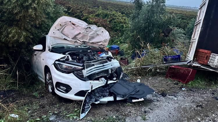 <p>Kazada kamyonet sürücüsü İsmail Göksen (39) ile aynı araçta bulunan E.Ş. (31) olay yerinde hayatını kaybetti. Otomobil sürücüsü Ali Çoban (31) ve yolcu Fatma Çoban (33) hafif, Dilek Cengiz (50) ise ağır yaralandı. Yaralılar, olay yerine sevk edilen sağlık ekipleri tarafından ilk müdahalenin ardından çevredeki hastanelere kaldırıldı.</p>
<p> </p>