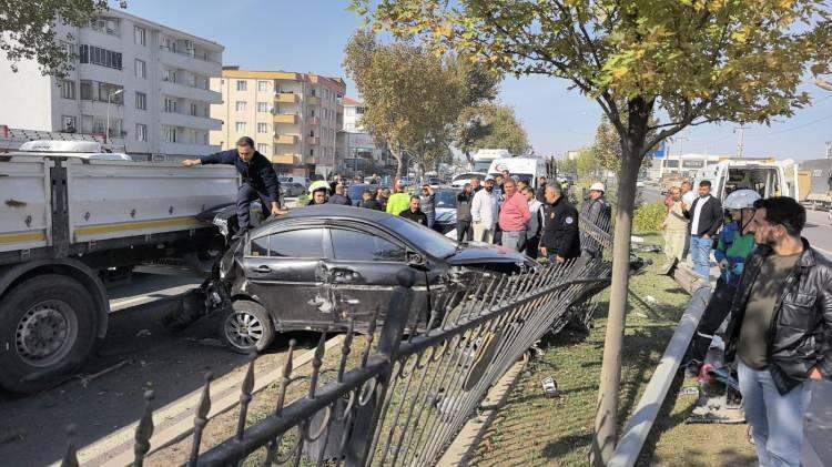 <p>Otomobilin sürücüsüne ehliyetsiz araç kullanmaktan 18 bin 678 TL cezai işlem uygulandı.<br />
Polis kazayla ilgili soruşturma başlattı.</p>