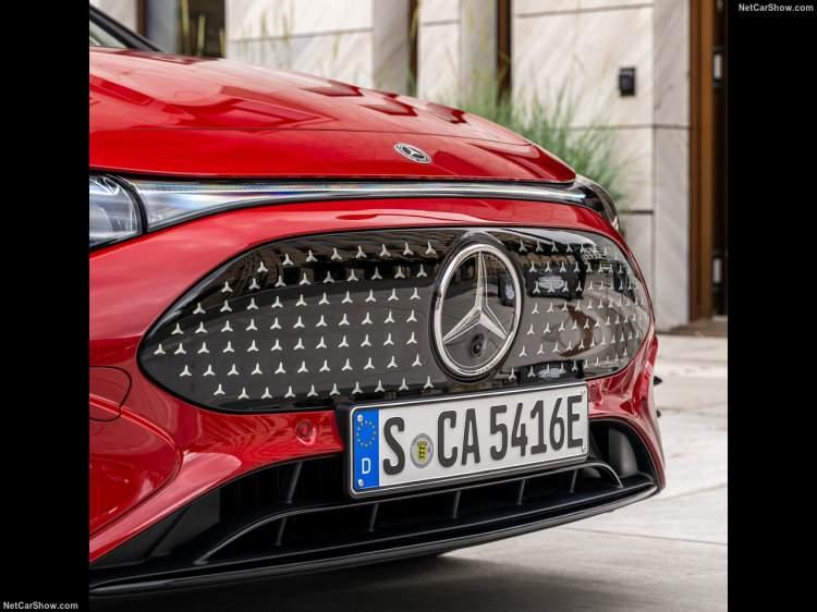 <p>Trafik, sürüş tarzı ve hava koşullarına göre rota ve enerji tahminlerini sürekli optimize ediyor. Sistem, şarj sürelerini kısaltmak ve seyahat süresini en aza indirmek için rotayı, batarya sıcaklığını ve şarj ayarlarını otomatik olarak uyarlıyor.</p>