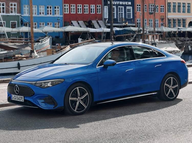 <p>Türkiye’de standart sunulan MULTIBEAM LED ön ve arka farlar, gece ya da gündüz her an bir Mercedes’i anında tanınır kılacak Mercedes yıldızı şeklinde tasarlanmış ve karşılama-uğurlama senaryolarına uygun animasyona sahip aydınlatmalı bir tasarım unsuru ile birbirine bağlanıyor.<br />
<br />
Geniş bir iç mekân hissi için standart olarak sunulan panoramik tavan, yukarıya doğru neredeyse engelsiz görüş ile yeni bir iç mekân deneyimi sağlıyor. Aynı zamanda panoramik tavan, önceki modele kıyasla daha geniş baş mesafesi de sunuyor. Isı yalıtımlı lamine güvenlik camı, kızılötesi film ve düşük emisyonlu (LowE) kaplama güneş ışığına ve ısıya karşı koruma sağlıyor.</p>