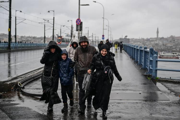 <p><span style="color:#B22222"><strong>KUVVETLİ YAĞIŞ UYARISI</strong></span></p>
<p>Yağışların, Kuzey Ege kıyıları ile Edirne'nin ve Kırklareli’nin güneyi, Tekirdağ’ın batısı ve Çanakkale çevrelerinde yer yer kuvvetli olması beklendiğinden yaşanabilecek olumsuzluklara karşı dikkatli ve tedbirli olunmalıdır.</p>