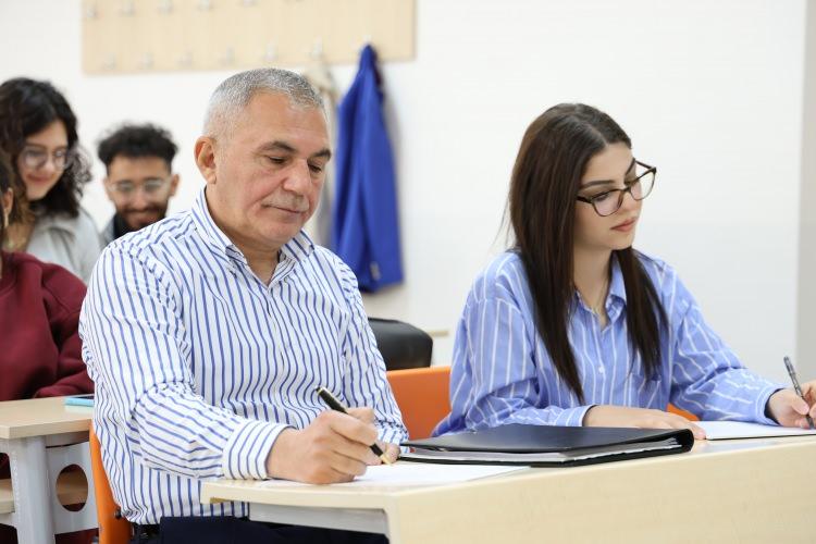 <p>Aksaray’da yaşayan 58 yaşındaki Mehmet Kocagöl, 18 yaşındaki torunuyla beraber aynı üniversitede eğitim görüyor. </p>
<p></p>