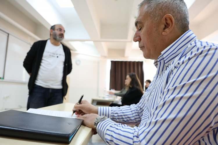 <p>Üniversite çağında maddi imkansızlıklardan dolayı üniversite okuyamayan Mehmet Kocagöl, üniversite hayalini 55 yaşında üniversiteye katılarak gerçekleştirdi. </p>