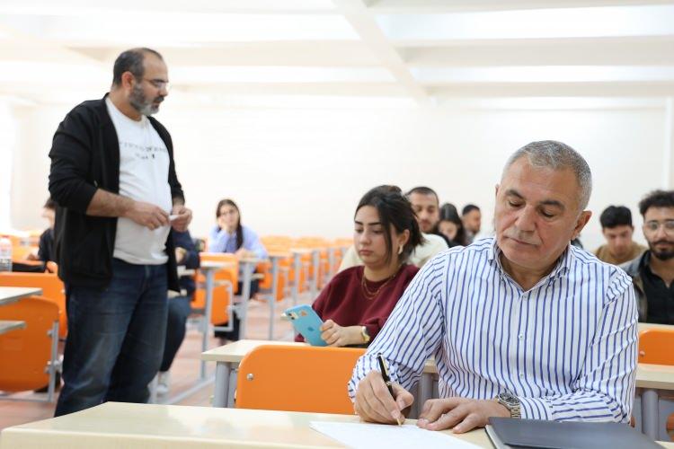 <p>2022 yılına üniversiteye başlayıp Aksaray Üniversitesi İktisadi İdari Bilimler Fakültesi Siyaset Bilimi ve Kamu Yönetimi Bölümünü okuyan Kocagöl, eğitiminin 4. yılında torunu olan 18 yaşındaki Elif Yıldız’ın da aynı üniversitenin İnşaat Mühendisliği bölümüne katılmasıyla torunuyla birlikte eğitim öğretim görmeye başladı. </p>
<p> </p>