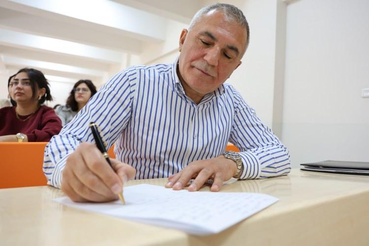 <p>Dede ile torun çoğu zaman beraber gelip gittikleri üniversitede birbirlerine de eğitim anlamında destek oluyor.</p>