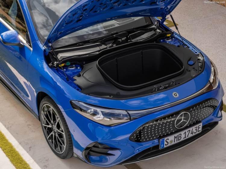 <p>Mercedes-Benz İşletim Sistemi (MB.OS) üzerinde çalışan ilk araç olan yeni CLA, Mercedes-Benz Intelligent Cloud’a bağlı bir süper bilgisayara sahip olduğundan sürüş destek sistemleri de dahil olmak üzere en önemli araç işlevlerini düzenli olarak uzaktan güncelliyor. Bu da yeni CLA'nın her zaman güncel olmasını sağlıyor.</p>