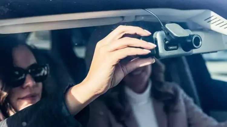 <p>Karayolları Trafik Yönetmeliği’ne göre, ticari yolcu taşımacılığı yapan M2 ve M3 sınıfı araçlar ile belediyelere ait veya belediyelerce yetkilendirilmiş toplu taşıma araçları, taksiler ve dolmuşlarda kamera sistemi ve görüntü kayıt cihazı bulundurulması zorunlu hale getirildi.</p>
<p> </p>