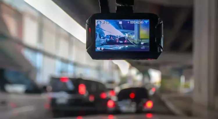 <p>19 Ağustos 2025’te Resmî Gazete’de yayımlanan Karayolları Trafik Yönetmeliği değişikliğiyle, toplu taşıma araçlarının takip ve kamera sistemi ile görüntü kayıt cihazı ve acil durum butonu bulundurması zorunlu hale getirildi.</p>
