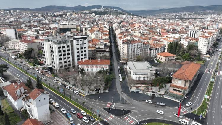 <p>Depremle ilgilenen profesörlerin, jeoloji mühendislerinin yıllardır dikkat edilmesi gerektiği fay olan ve Gökçeyazı fayı olarak bilinen fay üzerinde meydana gelmesi endişeleri daha da arttırdı.</p>