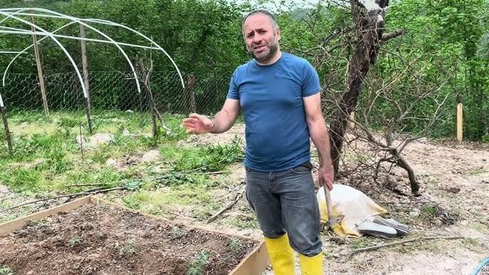 <p>Fatih &Ccedil;olak, kendi ektiği tarlasındaki mahsulleri herkesin yiyebileceğini ancak <strong>sadece &ccedil;ekirdeklerini geri istediğini</strong> belirterek s&ouml;zlerine şunları da ekledi:</p>
