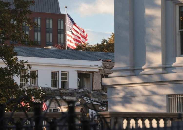 <p>Demokratlar ise Amerikan halkına hitap etmeyen bu projeyi eleştiriyor. Temsilci Darren Soto, sosyal medyadan şu paylaşımı yaptı: <em><strong>“Trump'ın milyarder balo salonu. Bu bir utanç. İkinci Altın Çağa hoş geldiniz."</strong></em></p>