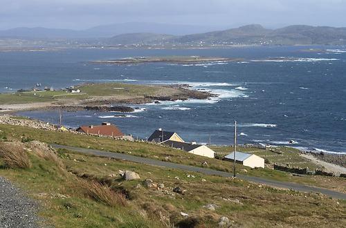 <p>İrlanda hükümetinin “Our Living Islands” (“Yaşayan Adalarımız”) adlı programı, adalardaki boş ya da terk edilmiş evleri satın alıp yenilemek isteyenlere 98.000 dolara kadar destek sağlıyor.</p>
<p> </p>