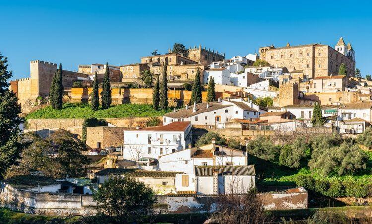 <p>Extremadura bölgesi (Portekiz sınırına yakın), uzaktan çalışanlara 15.000 Euro'ya kadar destek sunuyor.</p>
<p>Karşılığında en az iki yıl bölgede yaşamak gerekiyor.</p>
<p>Bu bölge izole bir konumda ama doğa, Roma kalıntıları ve sessiz yaşam vaat ediyor. Başvuru için “dijital göçmen vizesi”ne sahip olmanız şart.</p>
<p> </p>
