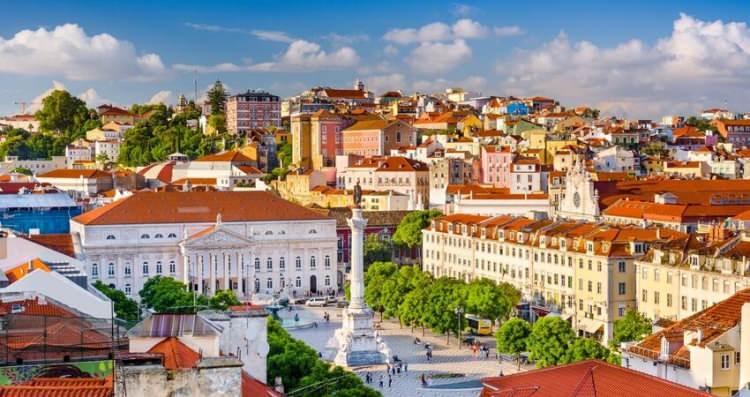 <p>Kuzey İspanya’daki Ponga köyünde ise (2024’te 577 nüfuslu) her yeni yerleşene 3000 Euro, her yeni doğan çocuk için de 3000 Euro ödeniyor.</p>
<p>Yerleşenlerin en az 5 yıl kalması gerekiyor.</p>
<p>Burası, Biskay Körfezi yakınında, Ponga Ulusal Parkı’nın eteklerinde, doğa yürüyüşü ve sörf için ideal bir konumda.</p>
<p> </p>