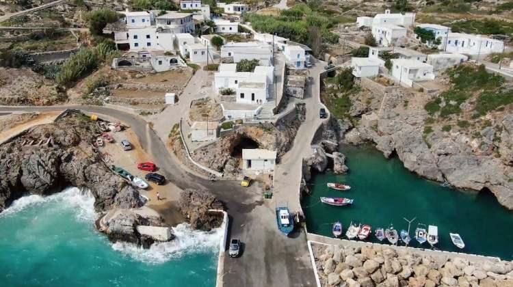 <p>Antikythera Adası, dört çocuklu ailelere 20.000 Euro, üç yılda ödenecek şekilde maddi destek sunuyor.</p>
<p>Ayrıca bu ailelere yeni inşa edilmiş bir ev de veriliyor.</p>
<p>Ada, MÖ 300’lü yıllardan kalma korsan kaleleri, beyaz evleri ve tipik Yunan manzaralarıyla tanınıyor.</p>