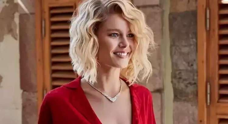 <p>Biricik'in bu sözleri üzerine <strong>Nebahat Çehre'nin <span style="color:#800080"><em>"Fakir roller gelmiyor"</em></span></strong> sözleri hatırlatılınca, <span style="color:#800080"><em><strong>"O Nebahat Çehre, çok büyük bir isim. Yorum yapmak doğru olmaz"</strong></em></span> ifadelerini kullandı.</p>