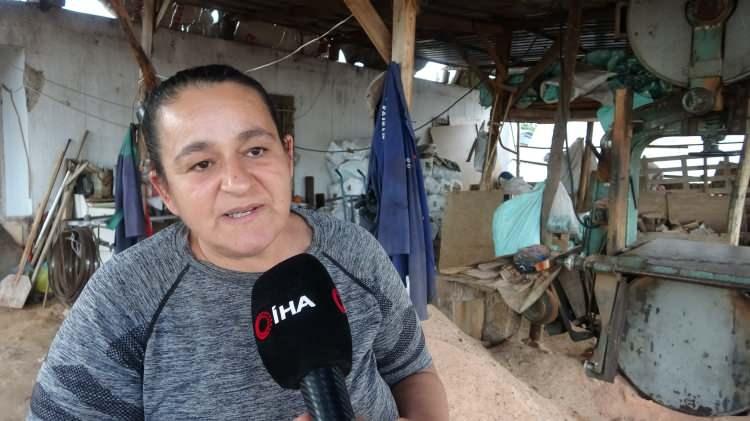 <p>Gümüş'ün eşi Zeynep Gümüş de yaşanan olayın evliliklerini bitme noktasına getirdiğini belirterek, şöyle konuştu:</p> <p> </p> <p><strong>"Sorunumuz, eşimin arkadaşı yüzünden, eşimle ayrılma derecesine kadar geldik. Borçlar yüzünden, banka hesaplarımıza ve aracımıza haciz kondu, kredi çekemez hale geldik.</strong></p>