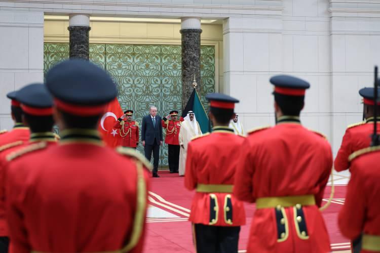 <p>Cumhurbaşkanı Erdoğan, Kuveyt Emiri Meşal el-Ahmed el-Cabir es-Sabah tarafından resmi törenle karşılandı.</p>
