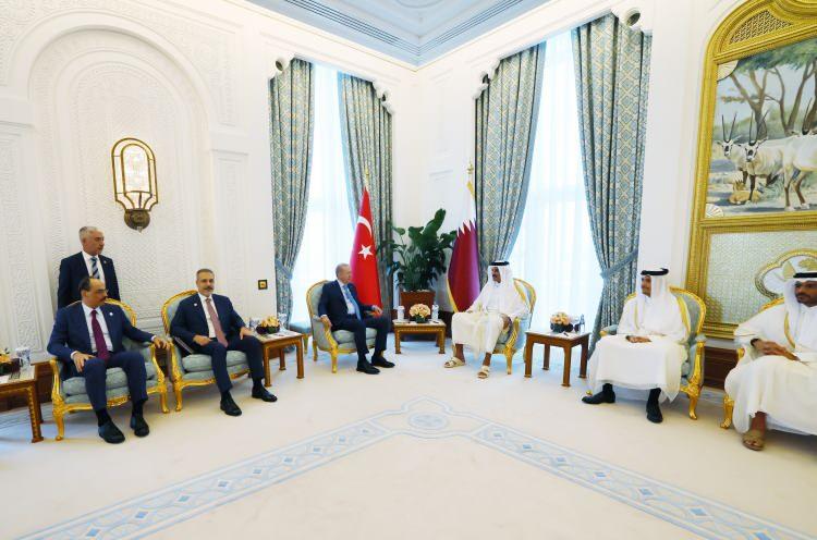 <p>Başkent Doha'da, Emirlik Divanı'ndaki baş başa görüşme, basına kapalı gerçekleşiyor.</p>