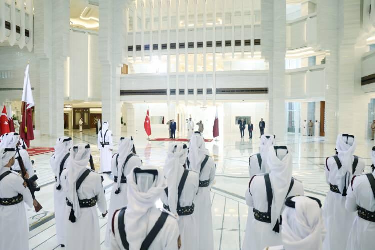 <p><span style="color:#B22222"><strong>CUMHURBAŞKANI ERDOĞAN, KATAR'DAN AYRILDI</strong></span></p>
<p>Cumhurbaşkanı Recep Tayyip Erdoğan, Katar Emiri Temim bin Hamed Al Sani'nin davetine icabetle resmi ziyarette bulunmak üzere geldiği Katar'ın başkenti Doha'daki temaslarının ardından "TRK" uçağıyla Umman'a gitti.</p>
<p> </p>
<p> </p>