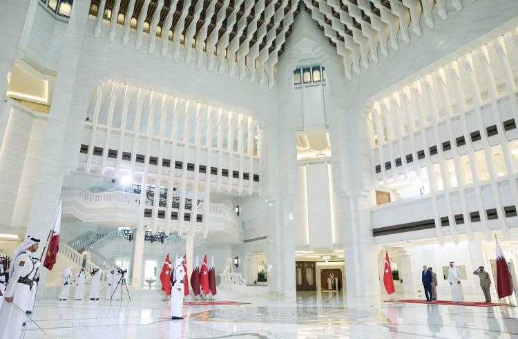 <p>Erdoğan'ı Uluslararası Hamad Havalimanı'ndan Katar Başbakan Yardımcısı ve Savunma Bakanı Şeyh Saud bin Abdurrahman bin Hasan bin Ali Al Sani, Katarlı yetkililer, Türkiye'nin Doha Büyükelçisi Mustafa Göksu ile diğer yetkililer uğurladı.</p>
<p> </p>