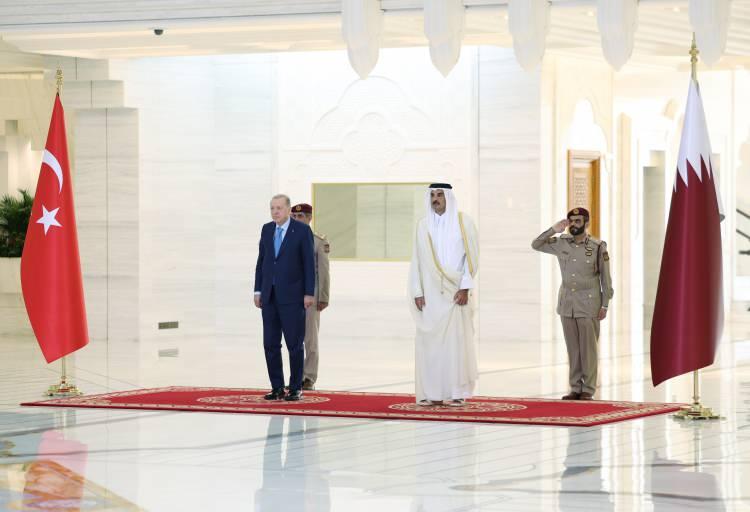 <p>Görüşmede, Türkiye ile Katar ikili ilişkileri, bölgesel ve küresel konular ele alındı.</p>
<p>Cumhurbaşkanı Erdoğan, Türkiye ile Katar arasında askeri iş birliği, savunma sanayii, enerji, ticaret ve yatırımlar başta olmak üzere birçok alanda mükemmel seviyede seyreden ilişkileri daha da geliştirmeyi hedeflediklerini ifade etti.</p>
<p> </p>
