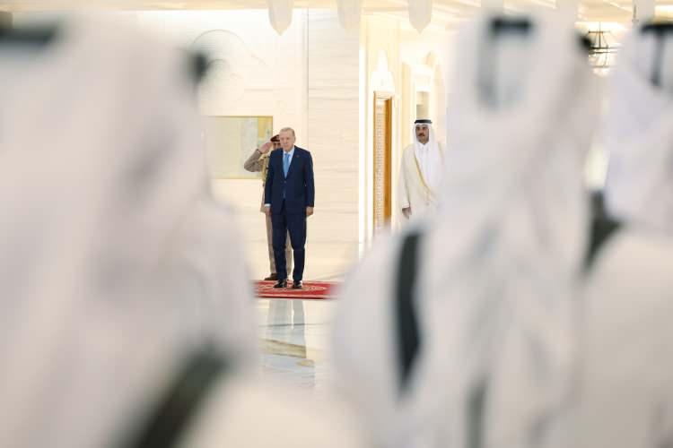 <p>Cumhurbaşkanımız, Türkiye-Katar stratejik ortaklığının, bölgesel ve küresel istikrara ciddi katkı sağladığını, Gazze’de tesis edilen ateşkesin Filistinlilere nefes aldırdığını, öte yandan İsrail-Filistin sorununda iki devletli formülün yegane çözümü teşkil ettiğini, bu amaca yönelik gayretlerin süreceğini belirtti.</p>
<p> </p>