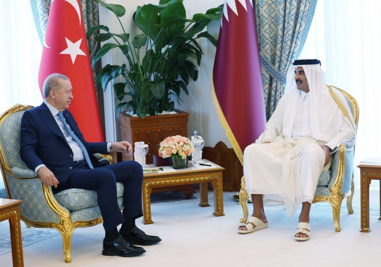 <p>Cumhurbaşkanı Erdoğan Türkiye’nin, Suriye’nin toparlanma sürecini kararlılıkla desteklemeye devam edeceğini, bu çerçevede enerji, ulaşım ve insani yardımlar dahil Katar'la Suriye özelinde her alanda iş birliğinin süreceğini ifade etti.</p>