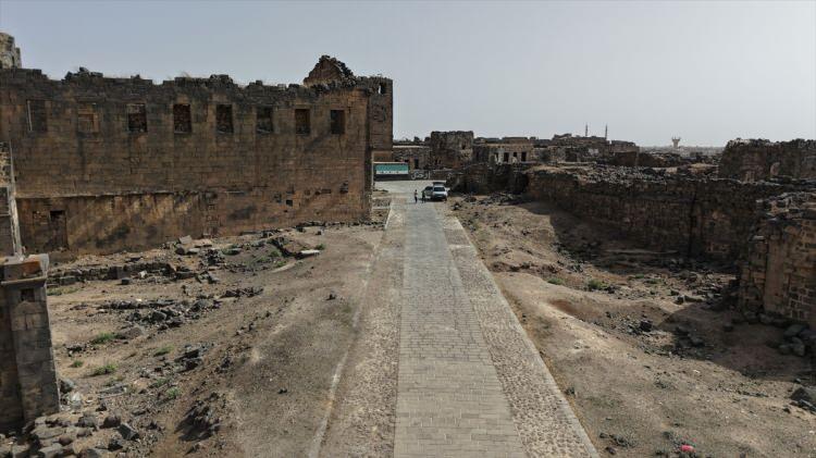 <p>Kentte tur rehberliği yapan bölge sakinlerinden Ahmed el-Mikdad, "Burası antik bir kent. Burası Hz. Muhammed'in (ﷺ) çocukken Rahip Bahira ile karşılaştığı bölge olarak bilinmektedir. Bahira burada Peygamber Efendimiz ile tanıştı. Busra şehrinde (antik kent ve çevresi) savaş öncesi yaklaşık 40 bin kişi, Antik kentin merkezinde ise sadece 5 bin kişi yaşıyordu. İnsanlar burada yaşıyordu ve önemli turistik bir yerdi. Esed rejimi ve İran destekli milislerin saldırıları sonucu bölge halkının yüzde 99'u göç etti. Manastır saldırılardan zarar gördü." dedi.</p>