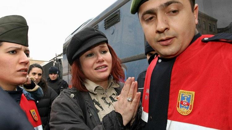 <p>Tam da bu olaydan birkaç yıl sonra <strong>Deniz Seki'ye</strong>, uyuşturucu ticareti yapmak suçundan <strong>218 gün hapis cezası</strong> verildi.</p>