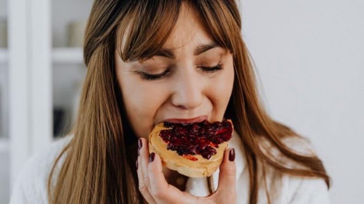 <p>Beslenme uzmanları, özellikle fast-food ürünleri, yağda kızartılmış yiyecekler ve hijyenik olmayan sokak lezzetlerinin sık tüketilmesinin, vücutta toksin birikimine neden olduğunu belirtiyor.</p>