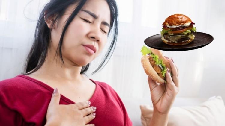 <p><span style="color:#800000"><strong>HAMBURGER VE HAZIR KÖFTELER</strong></span></p>
<p>Dışarıda yapılan hamburger köfteleri genellikle yüksek yağ, tuz ve katkı maddesi içeriyor. Bu ürünler sık tüketildiğinde kilo artışı ve sindirim sorunları ortaya çıkabiliyor.</p>