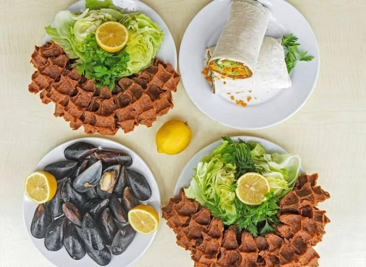 <p><span style="color:#800000"><strong>ÇİĞ KÖFTE, MİDYE GİBİ SOKAK LEZZETLERİ</strong></span></p>
<p>Hijyen koşullarının kontrol edilmediği ortamlarda hazırlanan çiğ veya iç organ bazlı yiyecekler, mikrop riski taşıyor.</p>
<p>Özellikle sıcak havalarda bu risk artıyor. Güvenilir, denetimli yerler dışında bu ürünlerin tüketiminden kaçınılması gerekiyor.</p>