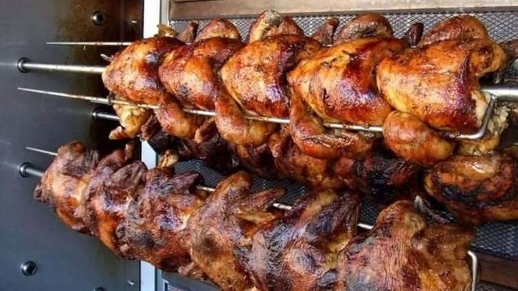 <p>Lezzeti artırmak için kullanılan soslar ve marinasyonlar yüksek oranda tuz, şeker ve katkı maddesi içerir.</p>
<p>Aşırı tuz tüketimi yüksek tansiyon ve böbrek hastalıklarına neden olabilir.</p>
<p>Katkı maddeleri bazı kişilerde alerjik reaksiyonlara yol açabilir.</p>