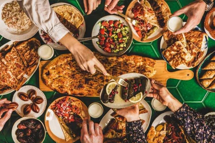 <p>Listenin üst sıralarında <strong>Avrupa şehirleri</strong> yoğunlukta yer alırken, <strong>Türkiye</strong> de gastronomi alanındaki zenginliğini ve kültürel çeşitliliğini <strong>üç şehriyle ilk 60</strong> arasına girerek gözler önüne serdi.</p>