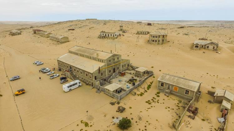 <p><span style="color:#B22222"><strong>Kolmanskop, Namibya</strong></span></p>
