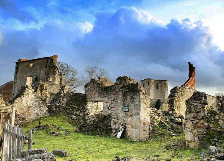 <p><span style="color:#B22222"><strong>Oradour-sur-Glane, Fransa</strong></span></p>
