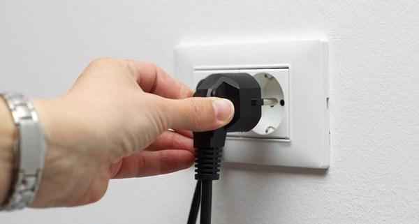 <p>Özellikle mutfak, banyo ve oturma odasında bulunan bazı cihazlar, kısa süreli kullanımda bile yüksek enerji harcayarak her ay bütçeyi zorluyor.</p>