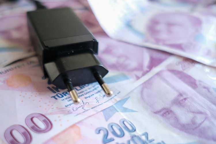 <p>Elektrik faturasını düşürmek için öneriler</p>
<p> </p>
<p>Kullanmadığınız cihazların fişini prizden çekin.</p>
<p>Enerji verimliliği yüksek modelleri tercih edin.</p>
<p>Ütü, çamaşır ve bulaşık makinesi gibi yüksek watt’lı cihazları kısa süreli ve verimli kullanmaya özen gösterin.<br />
<br />
<br />
Kaynak: Yeni Şafak.com </p>