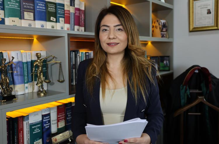 <p>Süreç hakkında konuşan Avukat Nazan Akça Subaşı, şunları söyledi: </p>
<p> </p>
<p><strong>"Babam kendisine ceza yazıldığından eve gelen tebligatla haberdar oluyor. 'Ne oldu baba' dedim. 'Bana ceza kesmişler' dedi. Kim kesmiş? <em>Genel kolluk kesmiş. </em>Ama babam etrafta trafik polisi görmemiş. Arabasını bulunduğu yerde fotoğraflamamışlar bile. Fotoğraf yok. Doğrudan ceza yazılmış.</strong></p>