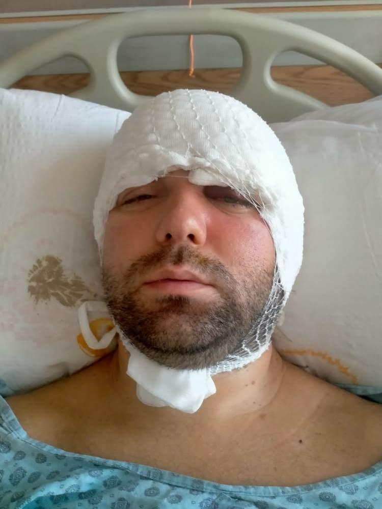 <p><span style="color:#A52A2A"><strong>10 MUAYENE ÜCRETİ TUTARINDA CEZA ALDI</strong></span></p>
<p> </p>
<p>Bursa Diş Hekimleri Odası, olayla ilgili doktor A.D.'ye yalnızca 10 muayene ücreti tutarında para cezası verdi.</p>
<p> </p>
<p>Bu kararı <strong>"İnsan hayatını hiçe saymak"</strong> olarak nitelendiren Yılmaz, <strong>"İnsan hayatı 5 bin lira mı?"</strong> sözleriyle tepki gösterdi.</p>
<p> </p>
<p>Birliğe de dava açtığını belirten Yılmaz, <strong>"Adaletin tecelli etmesini bekliyorum. Raporlar bir şekilde engelleniyor. İnsan hayatına mal olacak bir hataya imza atıldı, ama kimse hesap vermiyor."</strong> dedi.</p>