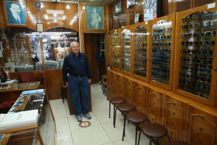 <p>58 yıldır gözlükçülük yapan Kargılı, geçen yıl ehliyetini değiştirmek için Nüfus ve Vatandaşlık Müdürlüğüne gittiğinde, parmak izi alınamayınca parmaklarının 8'inde iz kalmadığını öğrendi.</p>