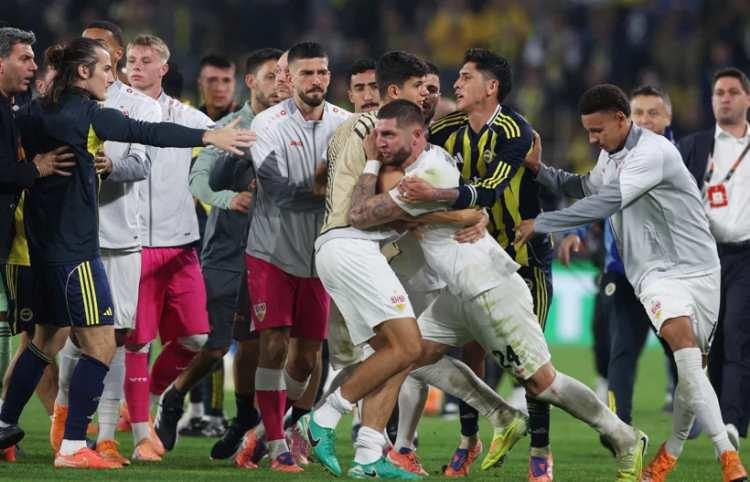 <p>Maçın son düdüğünün ardından işler iyice hareketlendi, sert tartışmalar yaşandı ve Stuttgart'ın yıldızı Chabot, takım arkadaşları tarafından durduruldu”</p>
