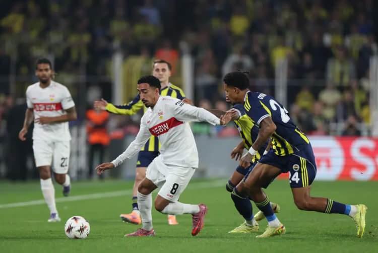 <p>Kicker: "Stuttgart, Fenerbahçe'ye kıl payı yenildi"<br />
<br />
"Özellikle fırsatları değerlendirememe nedeniyle Fenerbahçe deplasmanında VfB Stuttgart 1-0'lık skorla mağlup oldu."</p>