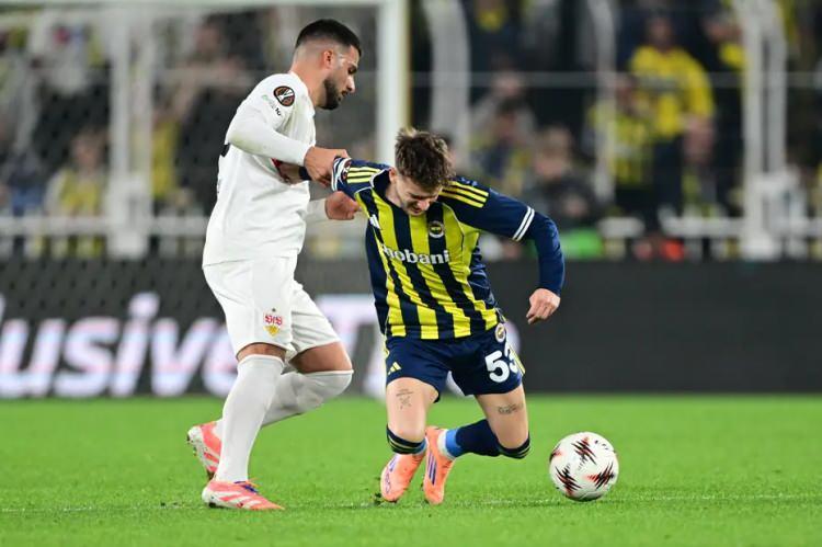 <p>ZVW: "VfB, Fenerbahçe'ye karşı neden çiğneyebileceğinden fazlasını ısırdı?"<br />
<br />
"Karşılaşmadan ziyade dayanıklılık testine benzeyen futbol maçları vardır. Fenerbahçe- VfB Stuttgart maçı da bunlardan biriydi. Stadyumda 45 bin kişi vardı; havayı bile titreten bir gürültü ve bu alev alev yanan kazanın ortasında kaldı VFB.</p>